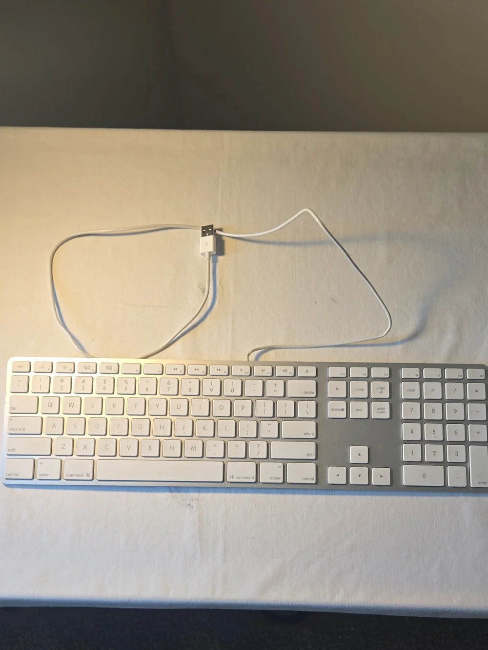 Apple White Wired USB Keyboard with Numeric Keypad
